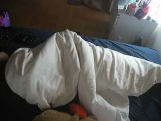 voyeurcam-julmodels-greybed-2