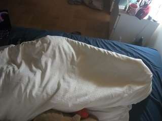 voyeurcam-julmodels-greybed-2