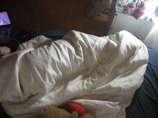 voyeurcam-julmodels-greybed-2