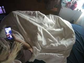 voyeurcam-julmodels-greybed-2