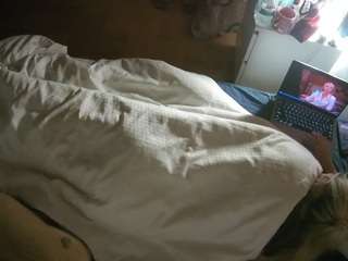 voyeurcam-julmodels-greybed-2