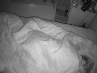 voyeurcam-julmodels-greybed-2