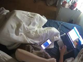 voyeurcam-julmodels-greybed-2