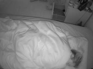 voyeurcam-julmodels-greybed-2