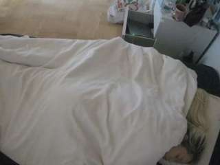 voyeurcam-julmodels-greybed-2