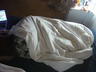 voyeurcam-julmodels-greybed-2