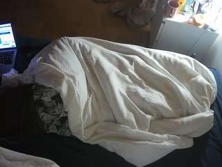 voyeurcam-julmodels-greybed-2