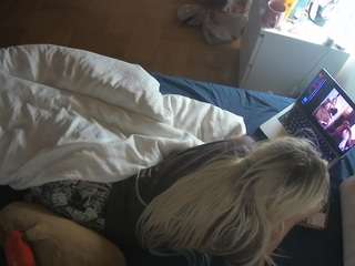 voyeurcam-julmodels-greybed-2