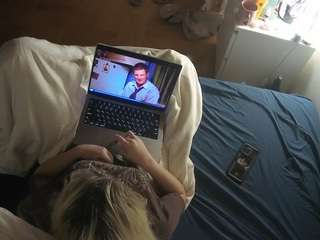 voyeurcam-julmodels-greybed-2