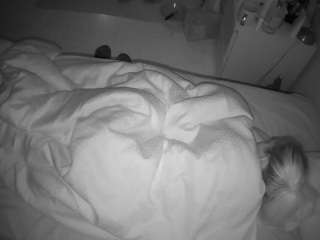 voyeurcam-julmodels-greybed-2