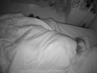 voyeurcam-julmodels-greybed-2