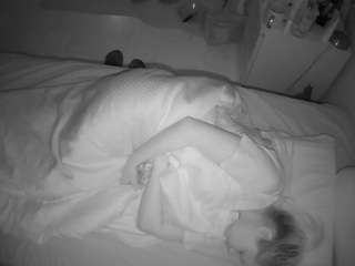 voyeurcam-julmodels-greybed-2