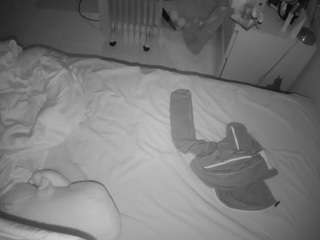 voyeurcam-julmodels-greybed-2