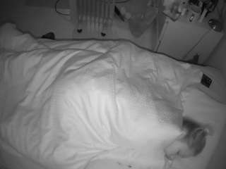 voyeurcam-julmodels-greybed-2