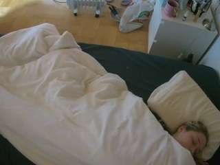 voyeurcam-julmodels-greybed-2