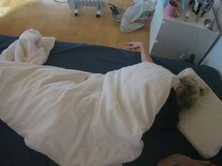 voyeurcam-julmodels-greybed-2