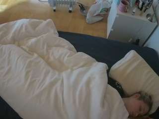 voyeurcam-julmodels-greybed-2