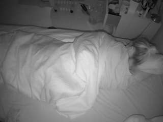 voyeurcam-julmodels-greybed-2