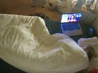 voyeurcam-julmodels-greybed-2