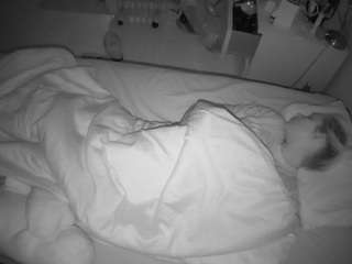 voyeurcam-julmodels-greybed-2
