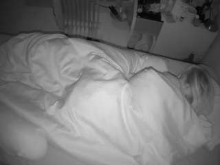 voyeurcam-julmodels-greybed-2