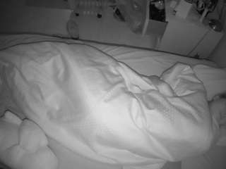 voyeurcam-julmodels-greybed-2