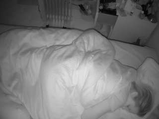 voyeurcam-julmodels-greybed-2