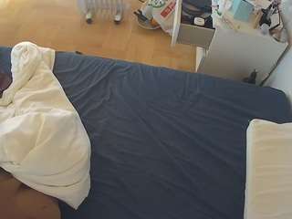 voyeurcam-julmodels-greybed-2