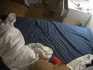voyeurcam-julmodels-greybed-2