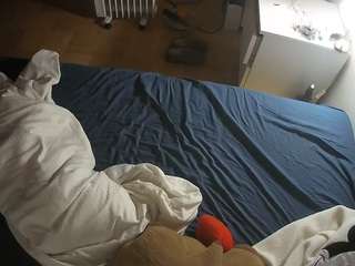 voyeurcam-julmodels-greybed-2