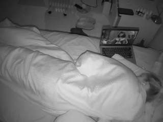 voyeurcam-julmodels-greybed-2