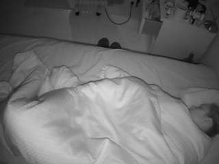 voyeurcam-julmodels-greybed-2