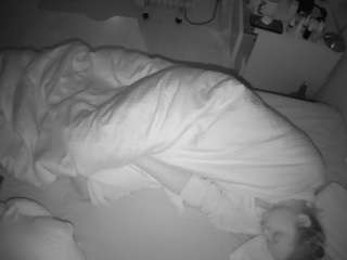 voyeurcam-julmodels-greybed-2