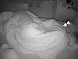 voyeurcam-julmodels-greybed-2