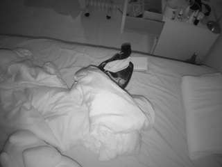 voyeurcam-julmodels-greybed-2