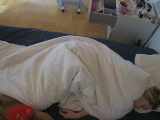 voyeurcam-julmodels-greybed-2