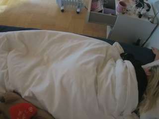 voyeurcam-julmodels-greybed-2