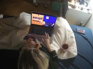 voyeurcam-julmodels-greybed-2