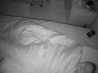 voyeurcam-julmodels-greybed-2