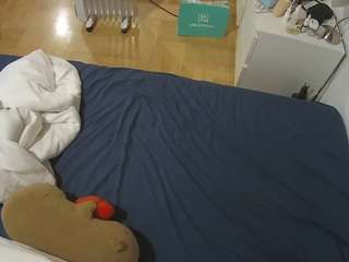 voyeurcam-julmodels-greybed-2