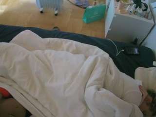 voyeurcam-julmodels-greybed-2