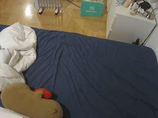 voyeurcam-julmodels-greybed-2
