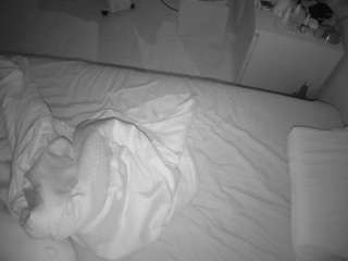 voyeurcam-julmodels-greybed-2