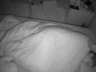 voyeurcam-julmodels-greybed-2