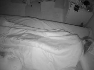 voyeurcam-julmodels-greybed-2