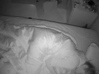 voyeurcam-julmodels-greybed-2