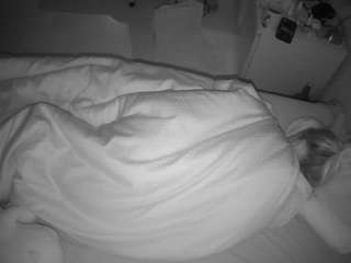 voyeurcam-julmodels-greybed-2