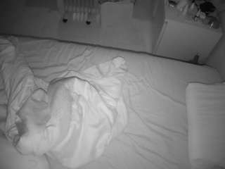 voyeurcam-julmodels-greybed-2