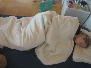 voyeurcam-julmodels-greybed-2