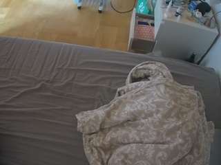 voyeurcam-julmodels-greybed-2